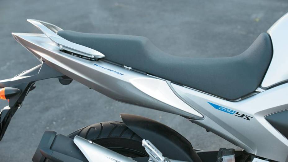 Adesivo na lateral da rabeta indica Blueflex | <a href="https://preprod.quatrorodas.abril.com.br/moto/testes/yamaha-ys-250-fazer-blueflex-701446.shtml" rel="migration">Leia mais</a>