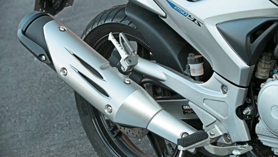Cobertura da ponteira de escape é plástica | <a href="https://preprod.quatrorodas.abril.com.br/moto/testes/yamaha-ys-250-fazer-blueflex-701446.shtml" rel="migration">Leia mais</a>