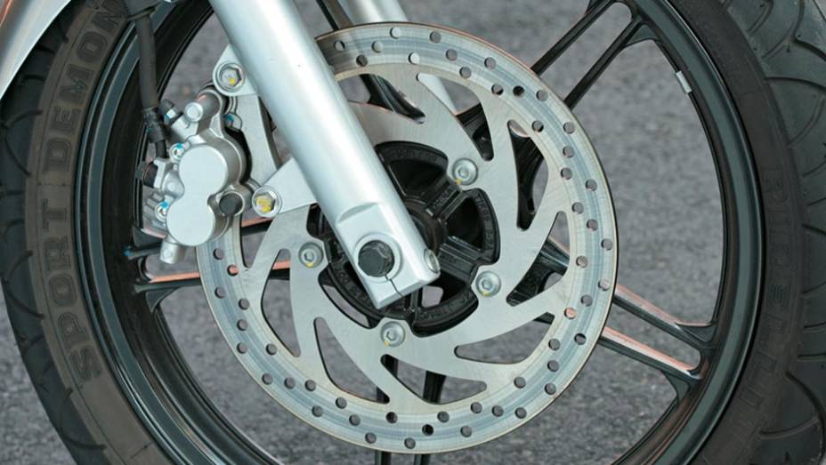 Pinças duplas e rodas de liga leve na frente | <a href="https://preprod.quatrorodas.abril.com.br/moto/testes/yamaha-ys-250-fazer-blueflex-701446.shtml" rel="migration">Leia mais</a>