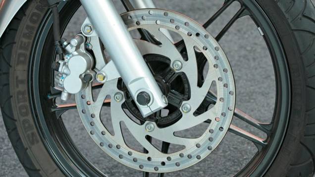 Pinças duplas e rodas de liga leve na frente | <a href="https://preprod.quatrorodas.abril.com.br/moto/testes/yamaha-ys-250-fazer-blueflex-701446.shtml" rel="migration">Leia mais</a> Pinças duplas e rodas de liga leve na frente | <a href="https://preprod.quatrorodas.abril.com.br/moto/testes/yamaha-ys-250-fazer-blueflex-701446.shtml" rel="migration">Leia mais</a>