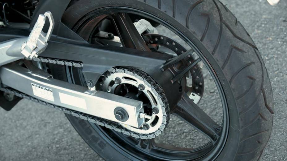 Balança traseira simples e disco traseiro | <a href="https://preprod.quatrorodas.abril.com.br/moto/testes/yamaha-ys-250-fazer-blueflex-701446.shtml" rel="migration">Leia mais</a>