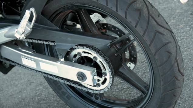 Balança traseira simples e disco traseiro | <a href="https://preprod.quatrorodas.abril.com.br/moto/testes/yamaha-ys-250-fazer-blueflex-701446.shtml" rel="migration">Leia mais</a> Balança traseira simples e disco traseiro | <a href="https://preprod.quatrorodas.abril.com.br/moto/testes/yamaha-ys-250-fazer-blueflex-701446.shtml" rel="migration">Leia mais</a>