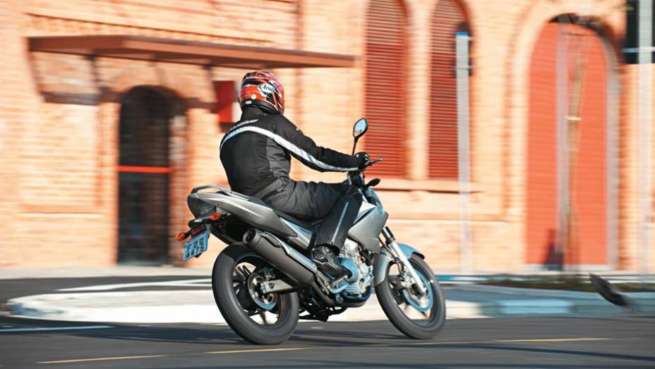 Ideal para a cidade, a Fazer 250 agora tem a vantagem de ser ambientalmente amigável | <a href="https://preprod.quatrorodas.abril.com.br/moto/testes/yamaha-ys-250-fazer-blueflex-701446.shtml" rel="migration">Leia mais</a>