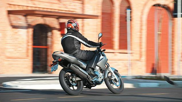 Ideal para a cidade, a Fazer 250 agora tem a vantagem de ser ambientalmente amigável | <a href="https://preprod.quatrorodas.abril.com.br/moto/testes/yamaha-ys-250-fazer-blueflex-701446.shtml" rel="migration">Leia mais</a> Ideal para a cidade, a Fazer 250 agora tem a vantagem de ser ambientalmente amigável | <a href="https://preprod.quatrorodas.abril.com.br/moto/testes/yamaha-ys-250-fazer-blueflex-701446.shtml" rel="migration">Leia mais</a>
