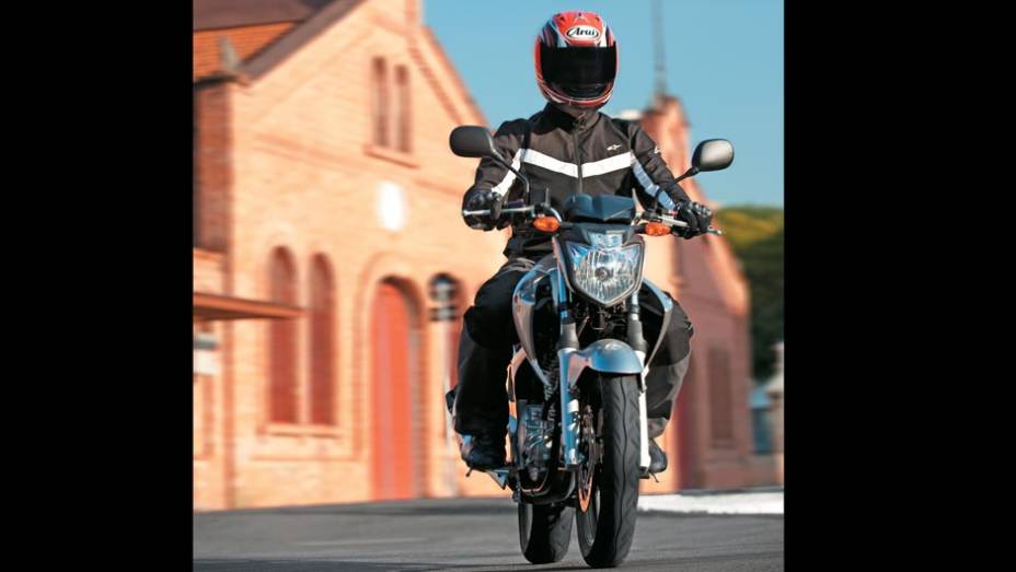 Farol de escudo mantém visual da urbana bem atual | <a href="https://preprod.quatrorodas.abril.com.br/moto/testes/yamaha-ys-250-fazer-blueflex-701446.shtml" rel="migration">Leia mais</a>