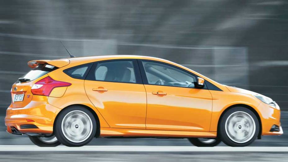 Nova geração do Focus ST ficou 75 kg mais leve | <a href="https://preprod.quatrorodas.abril.com.br/carros/impressoes/ford-focus-st-696459.shtml" rel="migration">Leia mais</a>