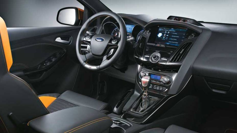 No interior predomina o couro cinza, com costuras amarelas e apliques de fibra de carbono | <a href="https://preprod.quatrorodas.abril.com.br/carros/impressoes/ford-focus-st-696459.shtml" rel="migration">Leia mais</a>