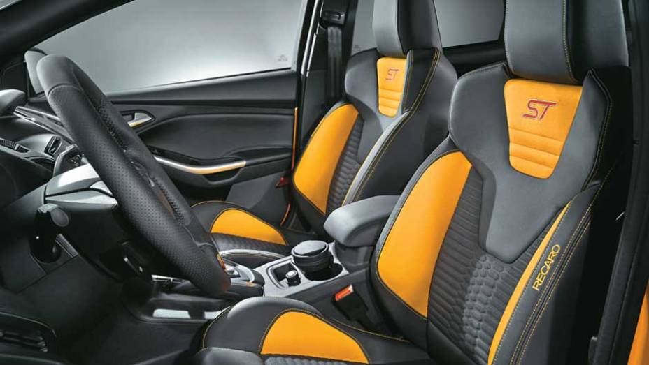 Bancos envolventes recaro com apoio de cabeça fixo | <a href="https://preprod.quatrorodas.abril.com.br/carros/impressoes/ford-focus-st-696459.shtml" rel="migration">Leia mais</a>