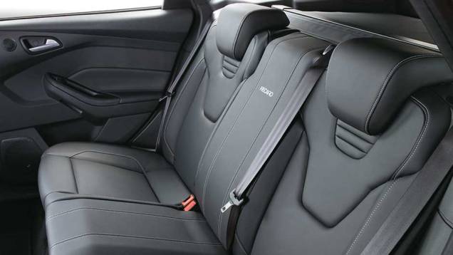 Lugar para três, espaço bom para dois | <a href="https://preprod.quatrorodas.abril.com.br/carros/impressoes/ford-focus-st-696459.shtml" rel="migration">Leia mais</a> Lugar para três, espaço bom para dois | <a href="https://preprod.quatrorodas.abril.com.br/carros/impressoes/ford-focus-st-696459.shtml" rel="migration">Leia mais</a>