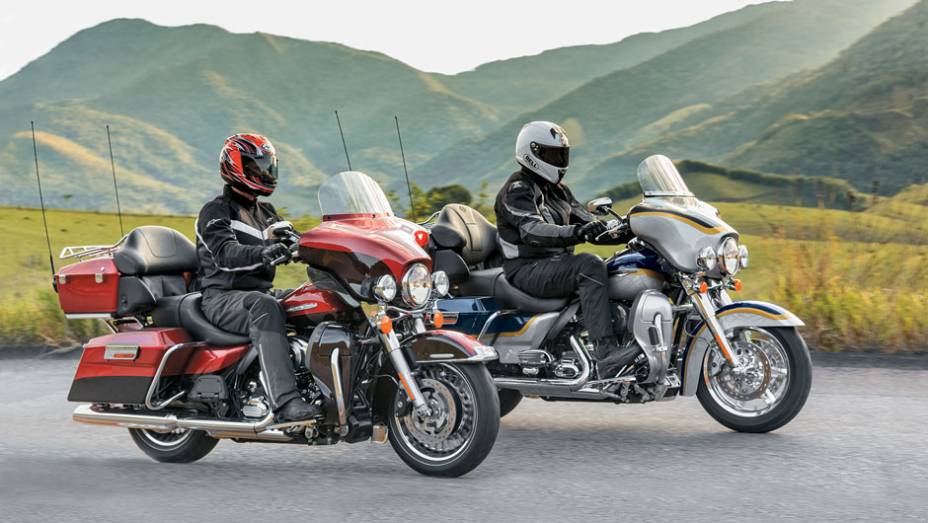 Até a Ultra Limited vermelha fica tímida ao lado da CVO | <a href="https://preprod.quatrorodas.abril.com.br/moto/testes/h-d-ultra-classic-electra-glide-cvo-x-electra-glide-ultra-limited-702283.shtml" rel="migration">Leia mais</a>