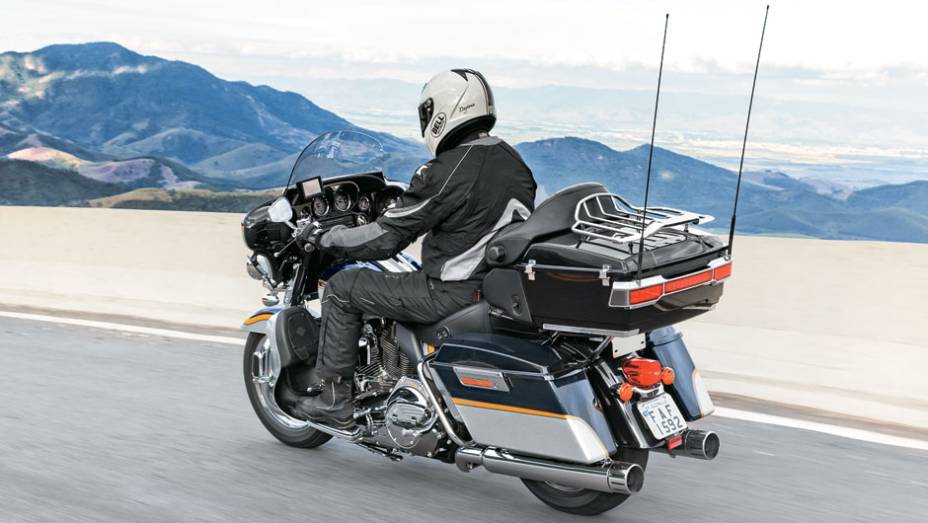 Conforto supremo, visual impressionante e vocação estradeira | <a href="https://preprod.quatrorodas.abril.com.br/moto/testes/h-d-ultra-classic-electra-glide-cvo-x-electra-glide-ultra-limited-702283.shtml" rel="migration">Leia mais</a>