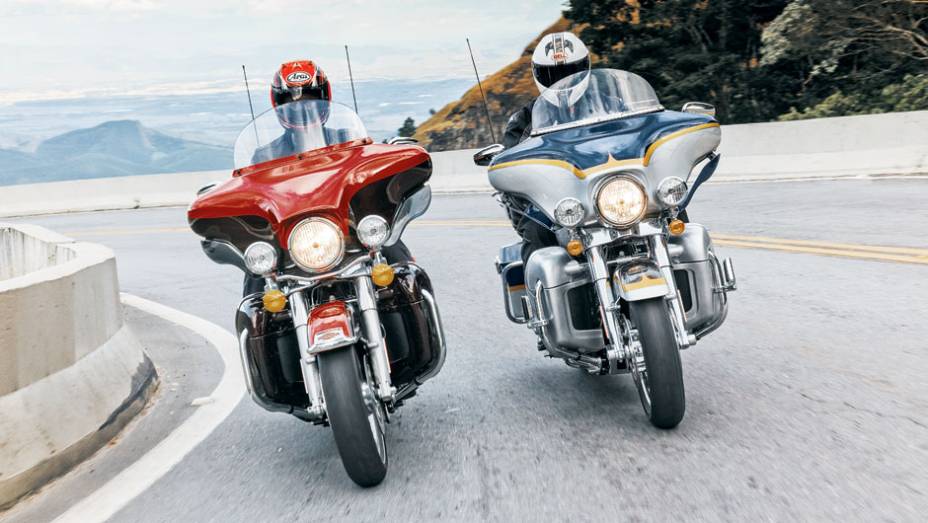 Faróis auxiliares em ambas versões e para-brisas fixos | <a href="https://preprod.quatrorodas.abril.com.br/moto/testes/h-d-ultra-classic-electra-glide-cvo-x-electra-glide-ultra-limited-702283.shtml" rel="migration">Leia mais</a>