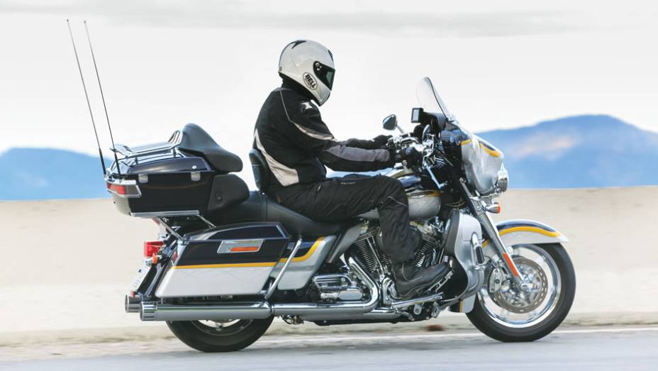 Esta visão será rara nas estradas: apenas 50 vêm para o Brasil | <a href="https://preprod.quatrorodas.abril.com.br/moto/testes/h-d-ultra-classic-electra-glide-cvo-x-electra-glide-ultra-limited-702283.shtml" rel="migration">Leia mais</a>