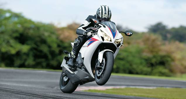 Saídas de curva com agressividade, mais fáceis na CBR 2012 | <a href="https://preprod.quatrorodas.abril.com.br/moto/testes/honda-cbr-1000-rr-701591.shtml" rel="migration">Leia mais</a> Saídas de curva com agressividade, mais fáceis na CBR 2012 | <a href="https://preprod.quatrorodas.abril.com.br/moto/testes/honda-cbr-1000-rr-701591.shtml" rel="migration">Leia mais</a>