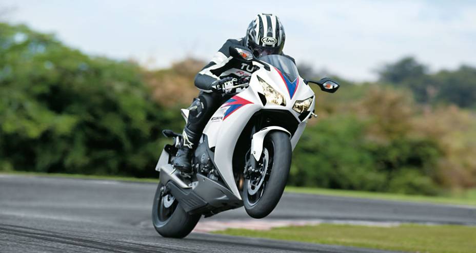 Sa&iacute;das de curva com agressividade, mais f&aacute;ceis na CBR 2012 | <a href="https://preprod.quatrorodas.abril.com.br/moto/testes/honda-cbr-1000-rr-701591.shtml" rel="migration">Leia mais</a>