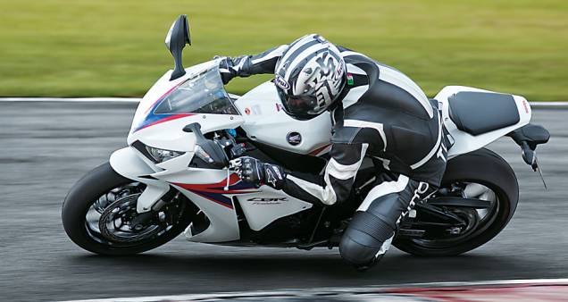 Maneabilidade e inversões de curva são seus pontos altos | <a href="https://preprod.quatrorodas.abril.com.br/moto/testes/honda-cbr-1000-rr-701591.shtml" rel="migration">Leia mais</a> Maneabilidade e inversões de curva são seus pontos altos | <a href="https://preprod.quatrorodas.abril.com.br/moto/testes/honda-cbr-1000-rr-701591.shtml" rel="migration">Leia mais</a>