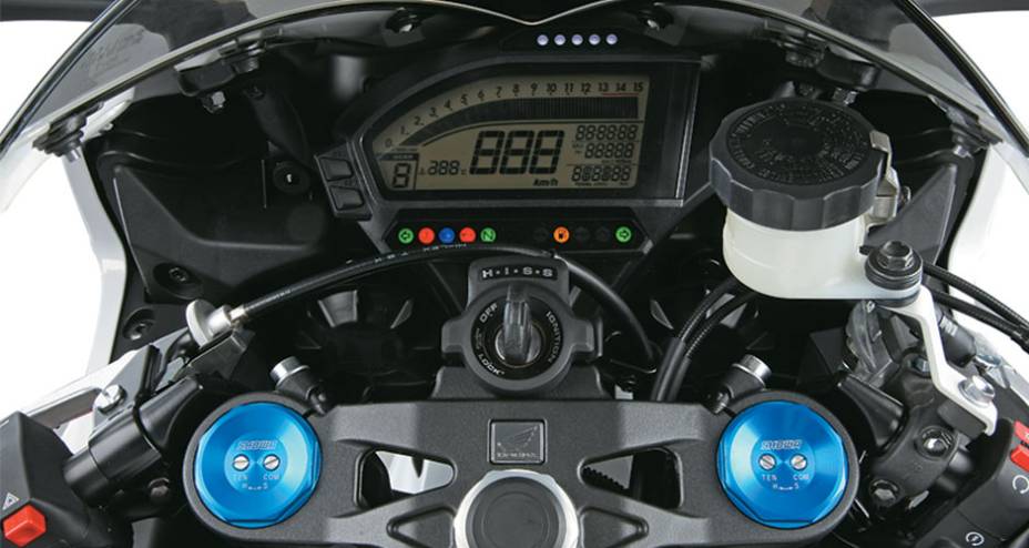 O painel perdeu o conta-giros de ponteiro e tornou-se inteiramente digital, com visor LCD | <a href="https://preprod.quatrorodas.abril.com.br/moto/testes/honda-cbr-1000-rr-701591.shtml" rel="migration">Leia mais</a>