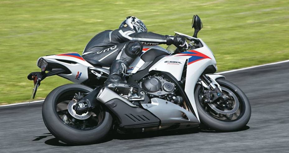 Uma superesportiva de 1000 CC com comportamento de 600 | <a href="https://preprod.quatrorodas.abril.com.br/moto/testes/honda-cbr-1000-rr-701591.shtml" rel="migration">Leia mais</a>