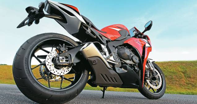 Roda bem leve e escape curto, sob a moto | <a href="https://preprod.quatrorodas.abril.com.br/moto/testes/honda-cbr-1000-rr-701591.shtml" rel="migration">Leia mais</a> Roda bem leve e escape curto, sob a moto | <a href="https://preprod.quatrorodas.abril.com.br/moto/testes/honda-cbr-1000-rr-701591.shtml" rel="migration">Leia mais</a>