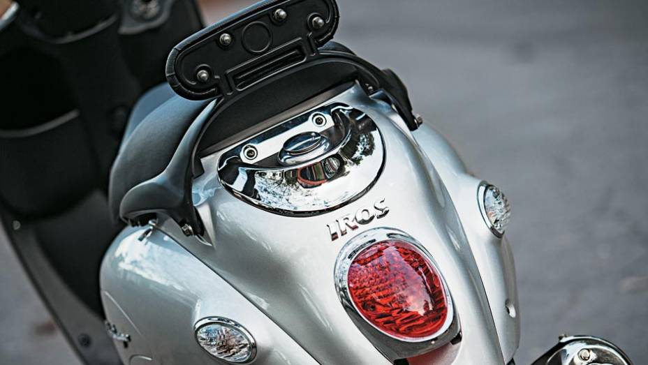 Tampa do tanque é atrás, com chave; luzes têm molduras cromadas | <a href="https://preprod.quatrorodas.abril.com.br/moto/testes/iros-vintage-150-700576.shtml" rel="migration">Leia mais</a> Tampa do tanque é atrás, com chave; luzes têm molduras cromadas | <a href="https://preprod.quatrorodas.abril.com.br/moto/testes/iros-vintage-150-700576.shtml" rel="migration">Leia mais</a>