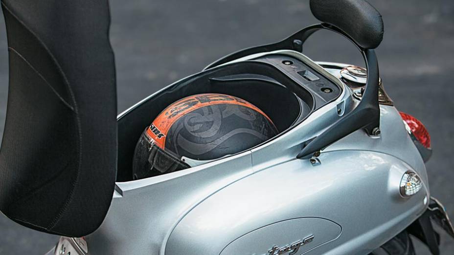 Espaço para um capacete sob o banco e inscrições nos para-lamas | <a href="https://preprod.quatrorodas.abril.com.br/moto/testes/iros-vintage-150-700576.shtml" rel="migration">Leia mais</a> Espaço para um capacete sob o banco e inscrições nos para-lamas | <a href="https://preprod.quatrorodas.abril.com.br/moto/testes/iros-vintage-150-700576.shtml" rel="migration">Leia mais</a>