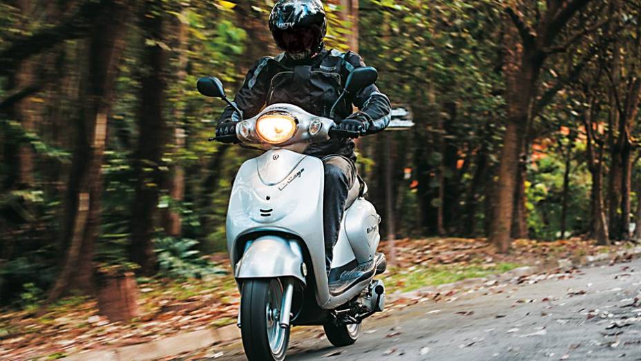 Boa estabilidade dinâmica. Escudo de plástico protege os pés | <a href="https://preprod.quatrorodas.abril.com.br/moto/testes/iros-vintage-150-700576.shtml" rel="migration">Leia mais</a> Boa estabilidade dinâmica. Escudo de plástico protege os pés | <a href="https://preprod.quatrorodas.abril.com.br/moto/testes/iros-vintage-150-700576.shtml" rel="migration">Leia mais</a>