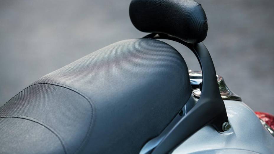 Alça para garupa sustenta pequeno encosto | <a href="https://preprod.quatrorodas.abril.com.br/moto/testes/iros-vintage-150-700576.shtml" rel="migration">Leia mais</a> Alça para garupa sustenta pequeno encosto | <a href="https://preprod.quatrorodas.abril.com.br/moto/testes/iros-vintage-150-700576.shtml" rel="migration">Leia mais</a>