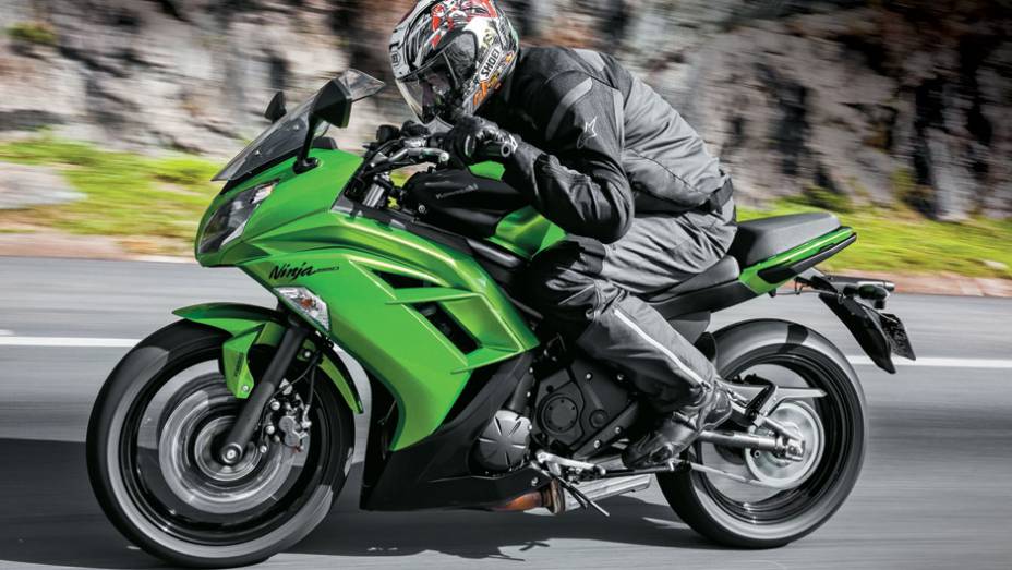 Mesmo sob a carenagem, a ergonomia é boa | <a href="https://preprod.quatrorodas.abril.com.br/moto/testes/kawasaki-ninja-650-702413.shtml" rel="migration">Leia mais</a>