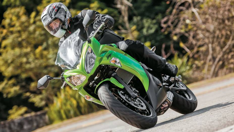 Além da ciclística, os faróis e a carenagem foram redesenhados | <a href="https://preprod.quatrorodas.abril.com.br/moto/testes/kawasaki-ninja-650-702413.shtml" rel="migration">Leia mais</a>