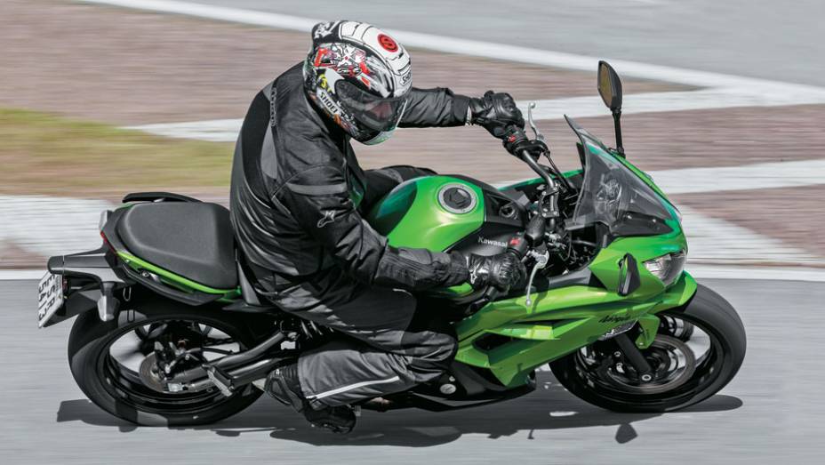 Estabilidade para estradas e até em incursões na pista | <a href="https://preprod.quatrorodas.abril.com.br/moto/testes/kawasaki-ninja-650-702413.shtml" rel="migration">Leia mais</a>