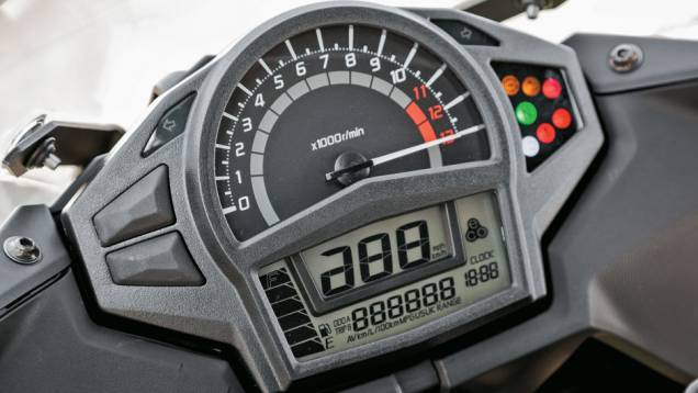 Painel pequeno, mas completo: inclui computador de bordo | <a href="https://preprod.quatrorodas.abril.com.br/moto/testes/kawasaki-ninja-650-702413.shtml" rel="migration">Leia mais</a> Painel pequeno, mas completo: inclui computador de bordo | <a href="https://preprod.quatrorodas.abril.com.br/moto/testes/kawasaki-ninja-650-702413.shtml" rel="migration">Leia mais</a>