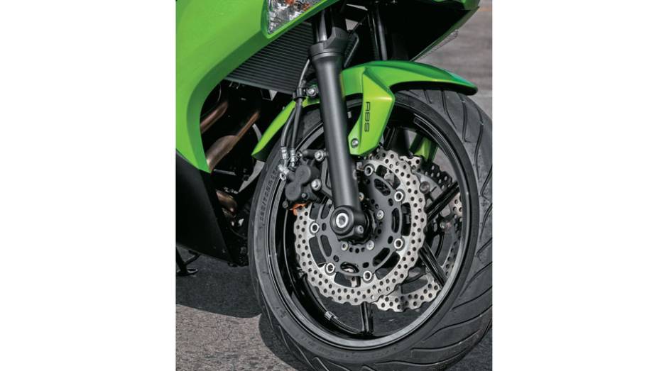 Dois discos margarida com ABS opcional | <a href="https://preprod.quatrorodas.abril.com.br/moto/testes/kawasaki-ninja-650-702413.shtml" rel="migration">Leia mais</a>