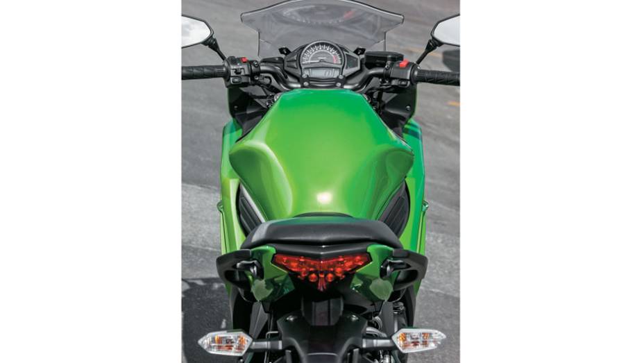 Cockpit estreito e bolha com 3 regulagens | <a href="https://preprod.quatrorodas.abril.com.br/moto/testes/kawasaki-ninja-650-702413.shtml" rel="migration">Leia mais</a>