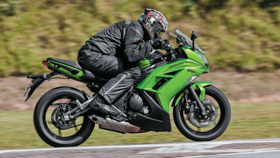 Design atual, com linhas retas e cantos vivos, e excelente aerodinâmica | <a href="https://preprod.quatrorodas.abril.com.br/moto/testes/kawasaki-ninja-650-702413.shtml" rel="migration">Leia mais</a>