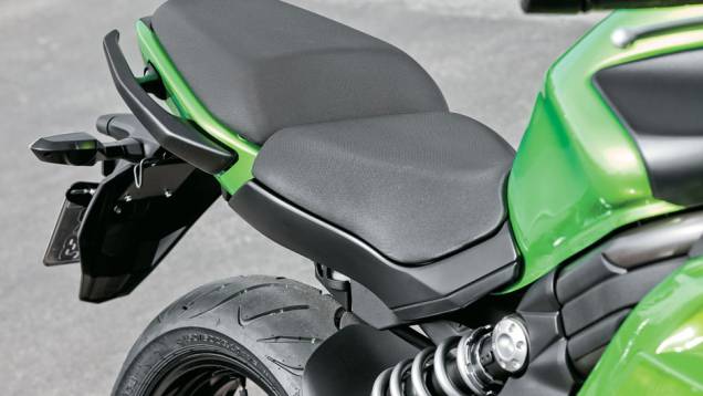 Banco bipartido, com ótima alça para garupa | <a href="https://preprod.quatrorodas.abril.com.br/moto/testes/kawasaki-ninja-650-702413.shtml" rel="migration">Leia mais</a> Banco bipartido, com ótima alça para garupa | <a href="https://preprod.quatrorodas.abril.com.br/moto/testes/kawasaki-ninja-650-702413.shtml" rel="migration">Leia mais</a>