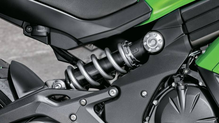 Amortecedor e mola expostos na lateral | <a href="https://preprod.quatrorodas.abril.com.br/moto/testes/kawasaki-ninja-650-702413.shtml" rel="migration">Leia mais</a>