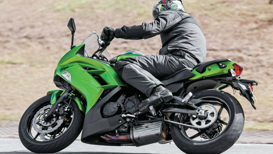 Lado direito é menos impressionante: sem curvas na balança | <a href="https://preprod.quatrorodas.abril.com.br/moto/testes/kawasaki-ninja-650-702413.shtml" rel="migration">Leia mais</a>