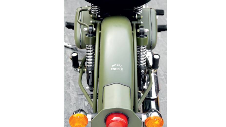 Molas sob o selim e nos amortecedores a gás | <a href="https://preprod.quatrorodas.abril.com.br/moto/testes/royal-enfield-classic-500-military-green-705420.shtml" rel="migration">Leia mais</a>