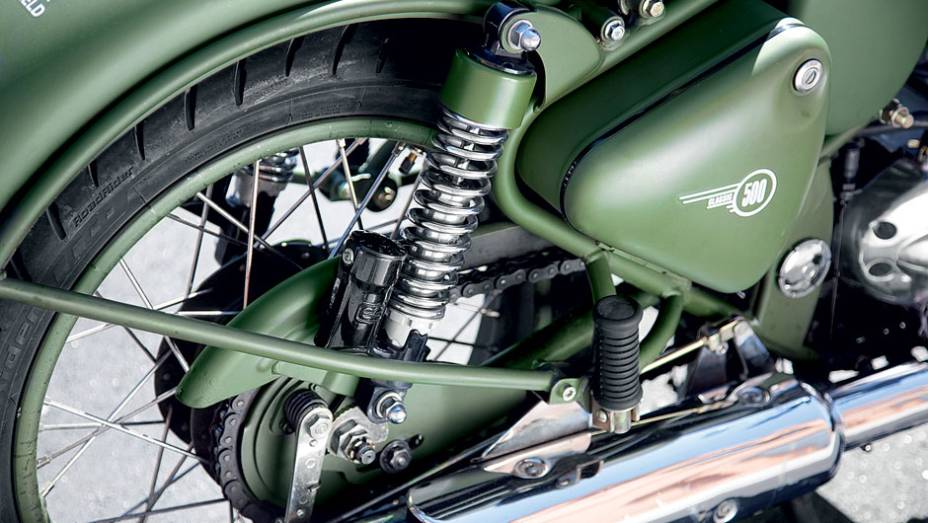 Reforçada e de acabamento rústico: militar | <a href="https://preprod.quatrorodas.abril.com.br/moto/testes/royal-enfield-classic-500-military-green-705420.shtml" rel="migration">Leia mais</a>