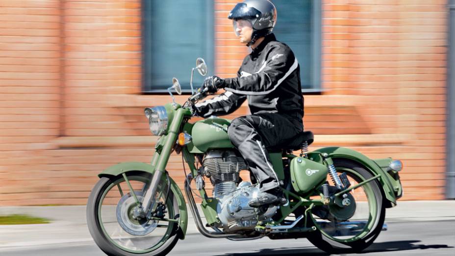 Pilotagem ereta, muito confortável e diferente das atuais | <a href="https://preprod.quatrorodas.abril.com.br/moto/testes/royal-enfield-classic-500-military-green-705420.shtml" rel="migration">Leia mais</a>