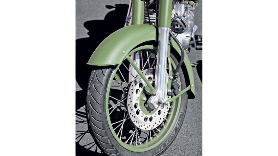 Freio a disco dianteiro é sempre bem-vindo | <a href="https://preprod.quatrorodas.abril.com.br/moto/testes/royal-enfield-classic-500-military-green-705420.shtml" rel="migration">Leia mais</a>