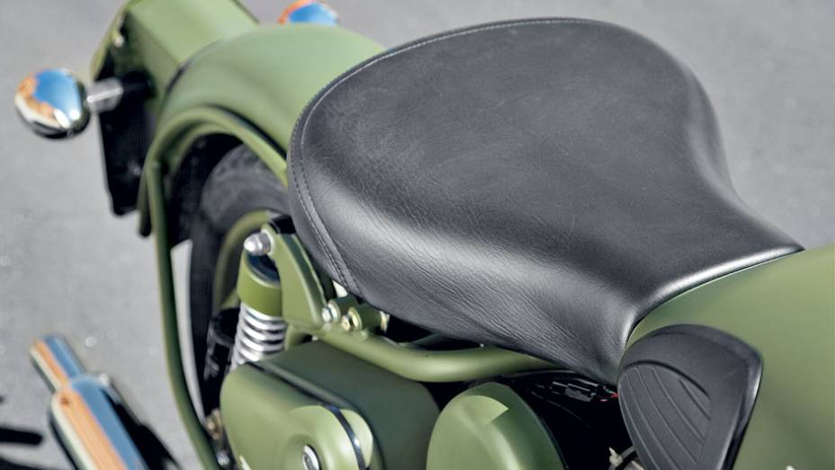 Não é banco: é um legítimo selim ciclístico | <a href="https://preprod.quatrorodas.abril.com.br/moto/testes/royal-enfield-classic-500-military-green-705420.shtml" rel="migration">Leia mais</a>