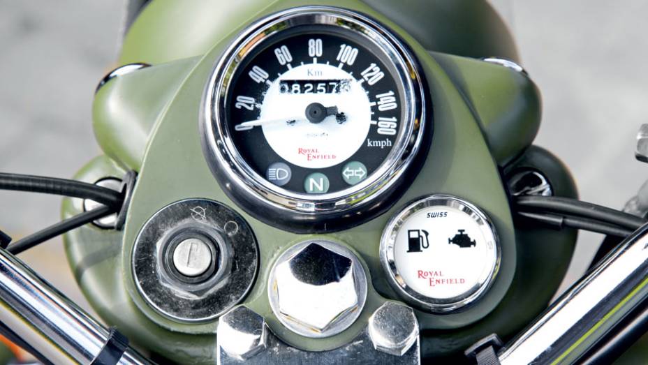 Velocímetro e luzes-espia encravados em peça que parece esculpida em um só bloco metálico | <a href="https://preprod.quatrorodas.abril.com.br/moto/testes/royal-enfield-classic-500-military-green-705420.shtml" rel="migration">Leia mais</a>