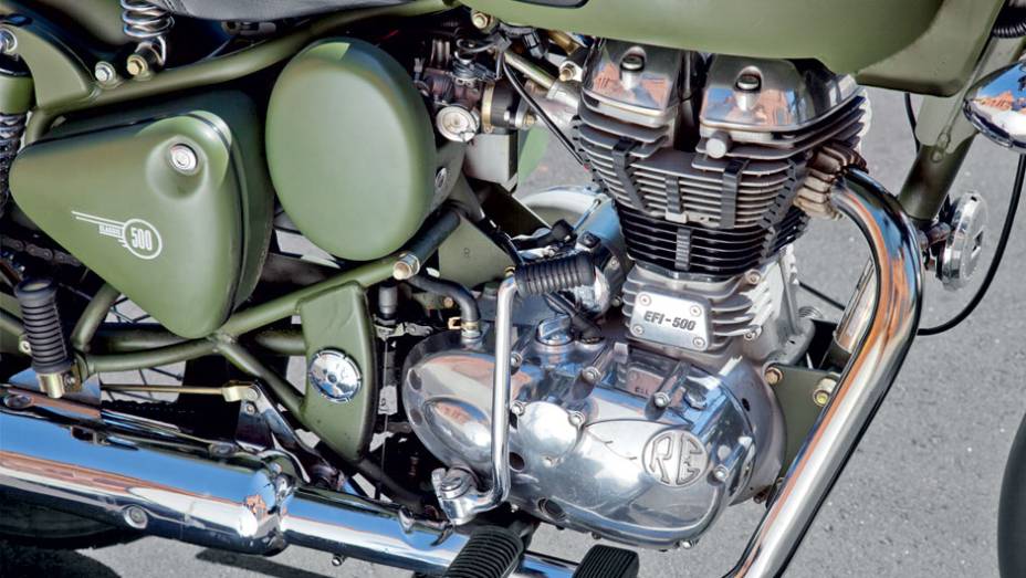 Cilindrão também pode ser ligado por pedal | <a href="https://preprod.quatrorodas.abril.com.br/moto/testes/royal-enfield-classic-500-military-green-705420.shtml" rel="migration">Leia mais</a>