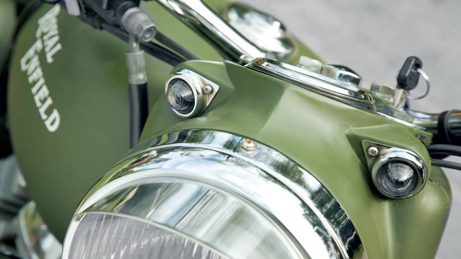 Luzes de posição sobre o farol são charme | <a href="https://preprod.quatrorodas.abril.com.br/moto/testes/royal-enfield-classic-500-military-green-705420.shtml" rel="migration">Leia mais</a>