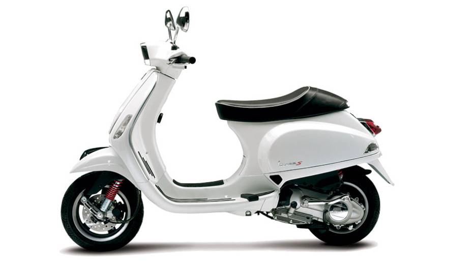 A Vespa, desde 1946, aplica sua alavanca à frente, triangulada, de um lado só | <a href="https://preprod.quatrorodas.abril.com.br/moto/servicos/importancia-suspensao-dianteira-705833.shtml" rel="migration">Leia mais</a>