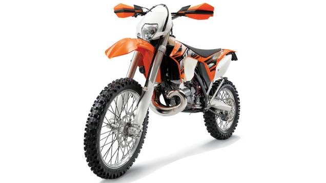 Frente upside down (USD), com a canela, mais pesada, suspensa e fixada no chassi | <a href="https://preprod.quatrorodas.abril.com.br/moto/servicos/importancia-suspensao-dianteira-705833.shtml" rel="migration">Leia mais</a> Frente upside down (USD), com a canela, mais pesada, suspensa e fixada no chassi | <a href="https://preprod.quatrorodas.abril.com.br/moto/servicos/importancia-suspensao-dianteira-705833.shtml" rel="migration">Leia mais</a>