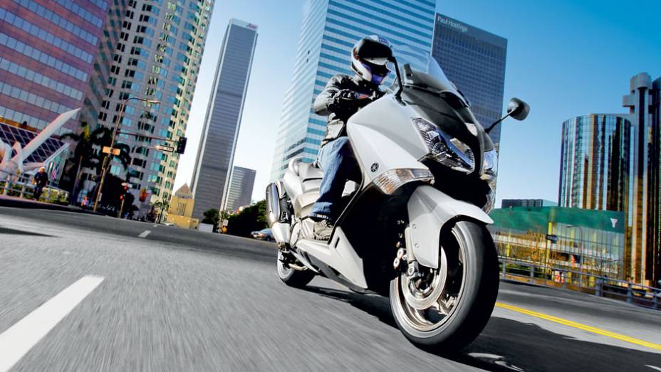 Aguardado no Brasil, o TMax ganha nova versão lá fora | <a href="https://preprod.quatrorodas.abril.com.br/moto/testes/yamaha-tmax-530-705211.shtml" rel="migration">Leia mais</a>