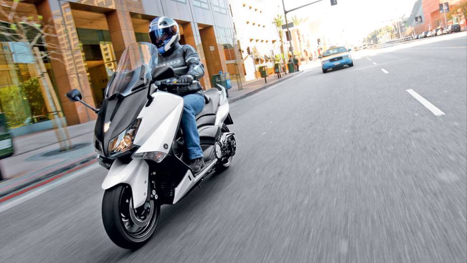 Novo design, mais retilíneo, ressalta a esportividade | <a href="https://preprod.quatrorodas.abril.com.br/moto/testes/yamaha-tmax-530-705211.shtml" rel="migration">Leia mais</a>