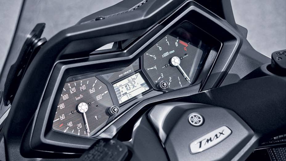 Design anguloso chega ao painel, com velocímetro e conta-giros de ponteiro e LCD central com computador de bordo | <a href="https://preprod.quatrorodas.abril.com.br/moto/testes/yamaha-tmax-530-705211.shtml" rel="migration">Leia mais</a> Design anguloso chega ao painel, com velocímetro e conta-giros de ponteiro e LCD central com computador de bordo | <a href="https://preprod.quatrorodas.abril.com.br/moto/testes/yamaha-tmax-530-705211.shtml" rel="migration">Leia mais</a>